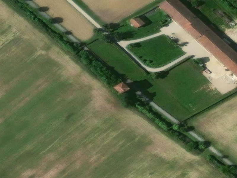 Lonigo's Silent Red-Tiled Estate